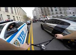 Enlace a Dos personas se juegan la vida en NY Mientras conducen temerariamente. ¡Brutal!