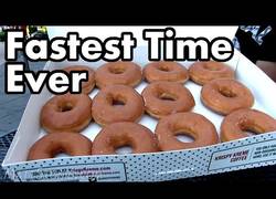 Enlace a Este chico se come 12 donuts en un tiempo récord