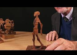 Enlace a Este adorable anciano nos enseña algunas figuras de madera dobles (inglés)
