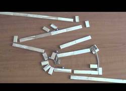 Enlace a Canicas e imanes: un ejemplo de máquina de Rube-goldberg maravilloso