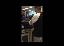 Enlace a Cuando eres un guardia en un aeropuerto te puedes encontrar grandes sorpresas