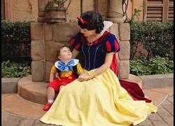 Enlace a La magia de Disney: niño de 2 años más que feliz con Blancanieves