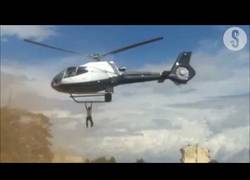 Enlace a Un hombre cae desde gran altura desde un helicóptero