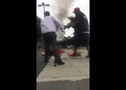 Enlace a Hoy en héroes anónimos, este hombre salvando a otro de un coche en llamas