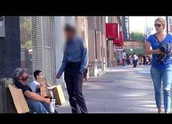 Enlace a Reacción de un hombre sin techo ante un niño con su mismo problema