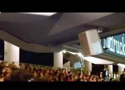 Enlace a La afición del Eintracht hace temblar el estadio mientras anima a su equipo. Tremendo...