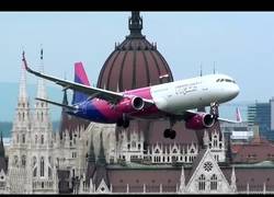 Enlace a Un avión de pasajeros pasa 'rozando' el centro de Budapest