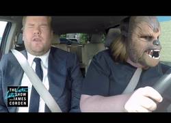Enlace a James Corden se sube a su coche con la famosa chica de la máscara de Chewbacca y UNA SORPRESA