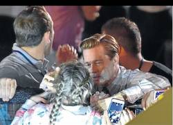 Enlace a Brad Pitt rescata a una niña entre un mar de fans