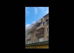 Enlace a Rusia: Esta familia no se lo piensa dos veces y se lanza de un edificio en llamas