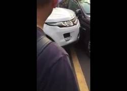 Enlace a Al conductor de este Range Rover le han cabreado y la toma con el Jaguar 