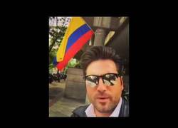 Enlace a David Bustamante confunde la bandera de Colombia con la de Venezuela y todos se ríen de él