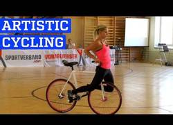Enlace a Increíble la habilidad de forma artística de esta chica sobre una bici