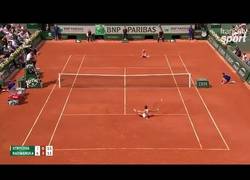 Enlace a Increíble punto visto en Roland Garros por estas tenistas