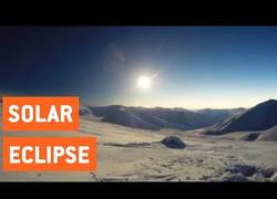 Enlace a Este chico hace snow mientras hay un eclipse solar. Menuda experiencia