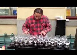 Enlace a Este artista callejero toca copas en modo Leyenda