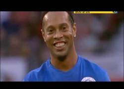 Enlace a Ronaldinho intentó 14 años después el golazo a Inglaterra en aquel Mundial.. no con tan buena sue