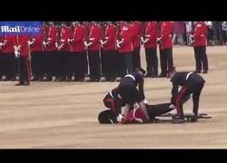 Enlace a Increíble lo que sucedió en la fiesta de cumpleaños de la Reina Isabel II