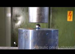 Enlace a La prensa aplasta-todo sacó chispas con una bola de rodamiento