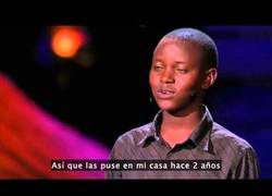 Enlace a El niño de 13 años que evitó con un ingenioso invento que los masái siguieran matando a leones