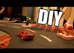 Enlace a Este muchacho creó una carretera de juguete con obstáculos totalmente funcional