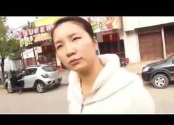 Enlace a Asiática se enfada por que filman su negocio desde la calle