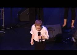 Enlace a Este niñito ciego te dejará boquiabierto