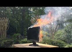Enlace a ¿Qué pasa si enciendes 750 cerillas dentro de un monitor?