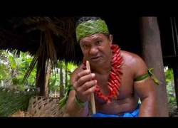 Enlace a Este hombre nos enseña lo fácil que es hacer fuego frotando maderas