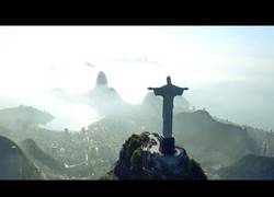Enlace a El gran anuncio para Rio 2016 con Ronaldinho y las favelas como protagonistas