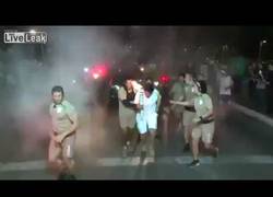 Enlace a Y de repente, un hombre intenta apagar la antorcha olímpica en los JJOO de Río