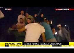 Enlace a Brutales imágenes gente intentando parar los tanques militares en Turquía