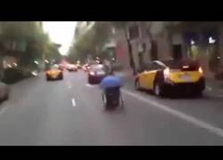 Enlace a Así se las gasta un hombre en silla de ruedas por una calle de Barcelona