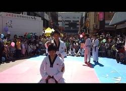 Enlace a Cuando haces Karate y no apuntas bien