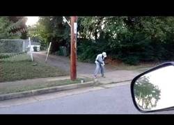 Enlace a Cuando pones la música del coche a tope y a alguien de la calle le gusta