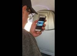 Enlace a Este hombre ha encontrado el vídeo perfecto para ver antes de despegar con el avión