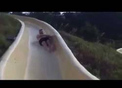 Enlace a Este hombre se rompe brazos y costillas tras caerse por un tobogán de 4 metros de altura