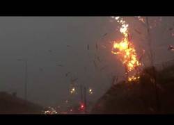 Enlace a El espectacular rayo que impacta contra un poste en Chicago