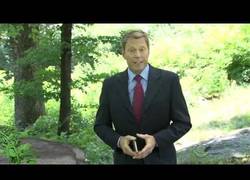 Enlace a Este hombre da una noticia en una importante cadena televisiva y es invadido por seres deformes