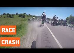 Enlace a Así se ve desde dentro una caída masiva en un pelotón