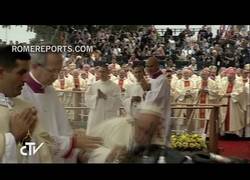 Enlace a El Papa Francisco se cae durante la Misa en Czestokowa