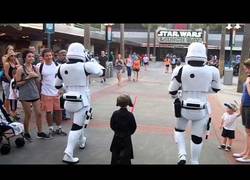 Enlace a Estos stormtroopers acompañan a un Mini Kylo Ren a conocer a su jefe mayor