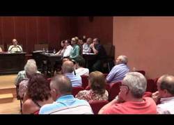 Enlace a Una concejala del PP histérica se encara contra el público y los insulta