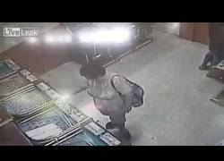 Enlace a [ABSTENERSE SENSIBLES] Tremendo, este ladrón le corta la mano a una clienta de un machetazo