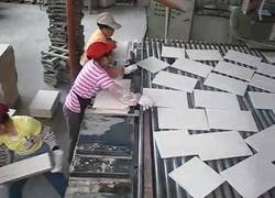 Enlace a Trabajando como máquinas en una fábrica de baldosas