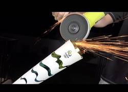 Enlace a Esto es lo que hay dentro de una antorcha olímpica si la rompes por la mitad con una sierra