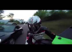 Enlace a Jugándose la vida al límite haciendo un adelantamiento muy curioso