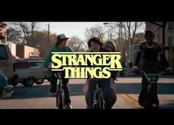 Enlace a Así sería la intro de The Stranger Things si fuese una sitcom en los años 80