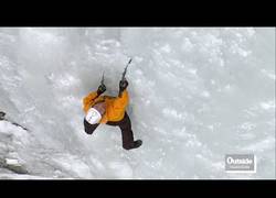 Enlace a Escalada sin cuerdas de una cascada de hielo de 300m