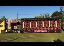 Enlace a La enorme pared de altavoces de este camión que te deja sordo